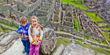 How to travel to Machu Picchu free with children?